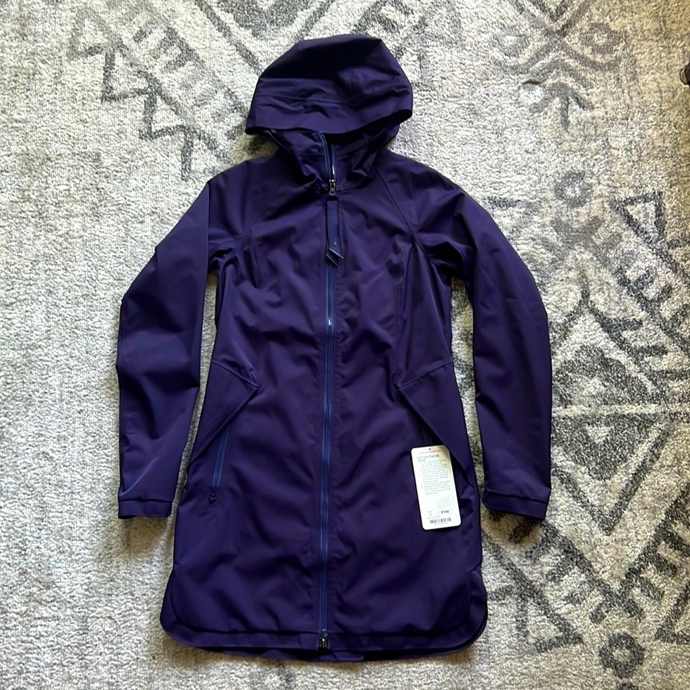 NWT lululemon Definitely Raining Jacket sz 4 in black swan